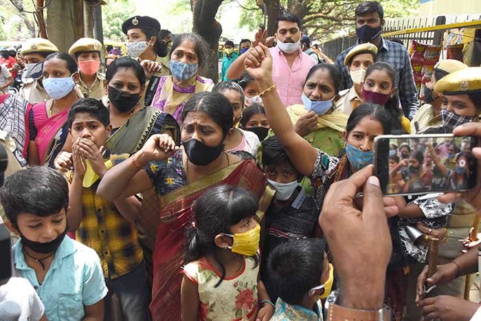 ಹೋರಾಟ ಮುಂದುವರಿಸಿದ ಸಾರಿಗೆ ನೌಕರರು: ರಾಜ್ಯದ ಹಲವೆಡೆ ತಟ್ಟೆ, ಲೋಟ ಬಡಿದು ಪ್ರತಿಭಟನೆ