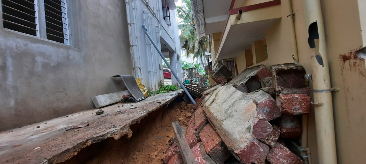 ಕೋಡಿಕಲ್: ತಡೆಗೋಡೆ ಕುಸಿದು ಮೂರು ಮನೆಗಳಿಗೆ ಹಾನಿ