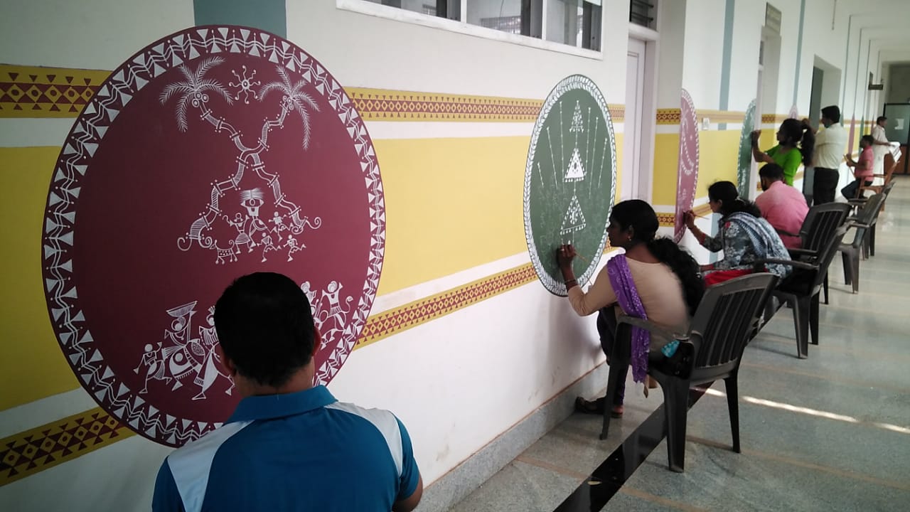 ಪುತ್ತೂರು ಎಸಿ ಕಚೇರಿ ಗೋಡೆಗೆ ವರ್ಲಿಯ ಅಲಂಕಾರ