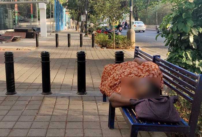ಚಿಕಿತ್ಸೆ ನಿರಾಕರಿಸಿದ ಬೆಂಗಳೂರಿನ ಖಾಸಗಿ ಆಸ್ಪತ್ರೆ: ಪಾದಚಾರಿ ರಸ್ತೆಯಲ್ಲೇ ಮಲಗಿದ ಕೊರೋನ ಸೋಂಕಿತೆ