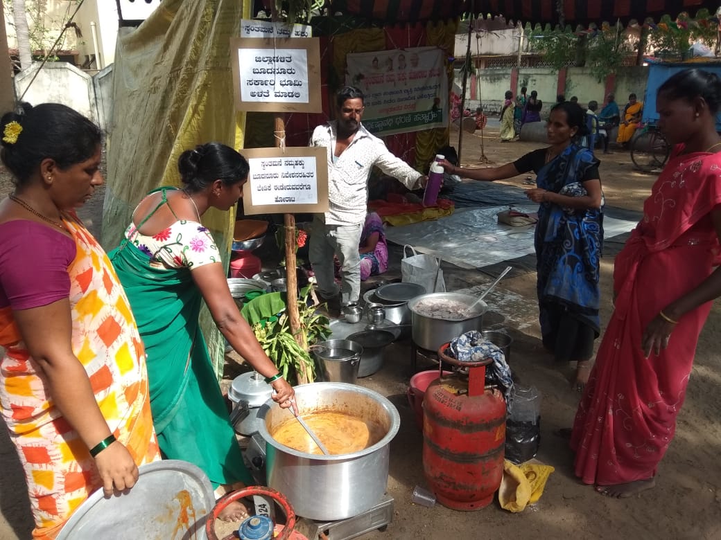 ಧರಣಿ ಸ್ಥಳದಲ್ಲೇ ಯುಗಾದಿ ಹಬ್ಬ ಆಚರಿಸಿದ ನಿವೇಶನರಹಿತರು