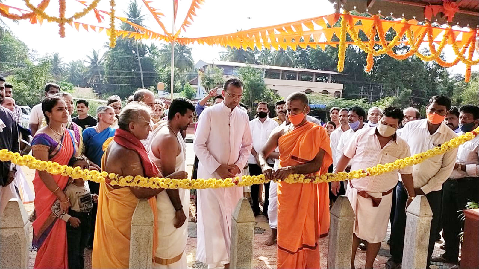 ಸಾಸ್ತಾನ: ಅಜ್ಜ-ಅಜ್ಜಿ ನೆನಪಿನಲ್ಲಿ ಕಟ್ಟಿಸಿದ ಬಸ್ ತಂಗುದಾಣಗಳ ಲೋಕಾರ್ಪಣೆ