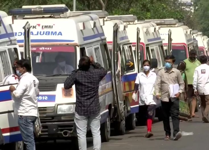 ಅಹ್ಮದಾಬಾದ್ ಸರಕಾರಿ ಕೋವಿಡ್ ಆಸ್ಪತ್ರೆಯಲ್ಲಿ ಹಾಸಿಗೆ ಕೊರತೆ: ಆ್ಯಂಬುಲೆನ್ಸ್ ನಲ್ಲಿ ಕಾಯುತ್ತಿರುವ ಕೊರೋನ ರೋಗಿಗಳು