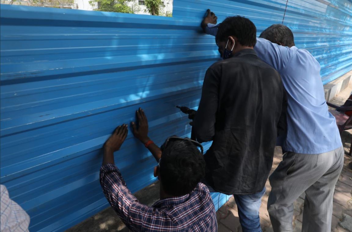 ಉತ್ತರಪ್ರದೇಶ: ಕೋವಿಡ್‌ ನಿಂದ ಮೃತಪಟ್ಟವರ ಅಂತ್ಯಸಂಸ್ಕಾರದ ವೀಡಿಯೋ ಮಾಡದಂತೆ ಸ್ಮಶಾನಕ್ಕೆ ಶೀಟಿನ ಗೋಡೆಗಳ ತಡೆ !