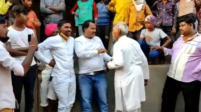 ಮತದಾರರಿಗೆ ಹಣ ಹಂಚಲು ಬಂದ ವ್ಯಕ್ತಿಗೆ ಥಳಿಸಿದ ಗ್ರಾಮಸ್ಥರು: ವಿಡಿಯೋ ಟ್ವೀಟ್ ಮಾಡಿದ ಕಾಂಗ್ರೆಸ್