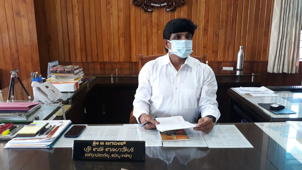 ಉಡುಪಿ ಜಿಲ್ಲಾಧಿಕಾರಿಯ ನಾಮಫಲಕದಲ್ಲಿ ತುಳು ಲಿಪಿ!