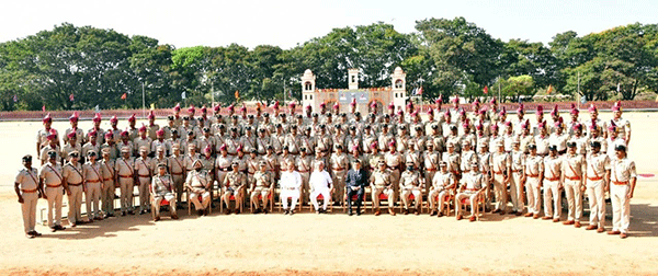 ಪೊಲೀಸ್ ಧ್ವಜ ದಿನಾಚರಣೆ: ಮುಖ್ಯಮಂತ್ರಿ ಪದಕ ಪ್ರದಾನ