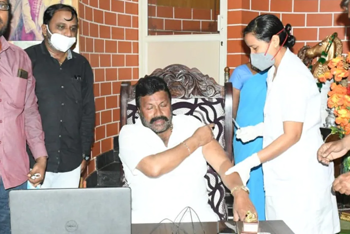 ಸಚಿವ ಬಿ.ಸಿ.ಪಾಟೀಲ್ ಮನೆಗೆ ತೆರಳಿ ಕೊರೋನ ಲಸಿಕೆ ನೀಡಿದ್ದ ಆರೋಗ್ಯಾಧಿಕಾರಿ ಅಮಾನತು