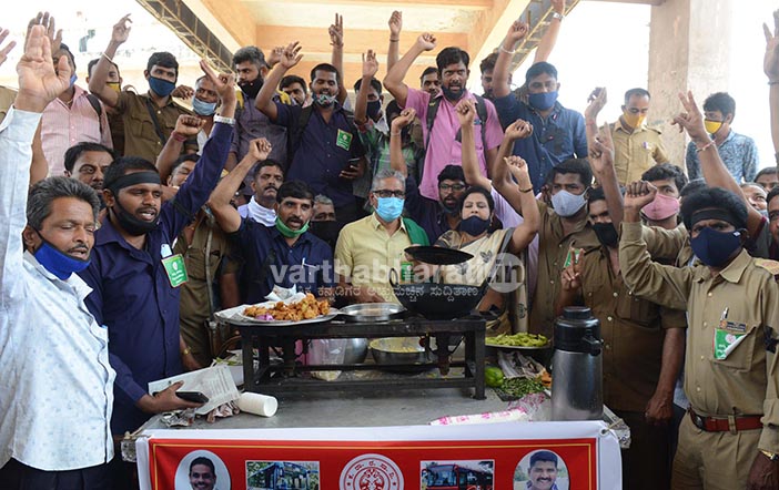 ಬಜ್ಜಿ, ಬೋಂಡ ಮಾರಾಟ ಮಾಡಿ ರಾಜ್ಯಾದ್ಯಂತ ಸಾರಿಗೆ ನೌಕರರ ಪ್ರತಿಭಟನೆ