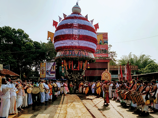 ಕಟೀಲು ದುರ್ಗಾಪರಮೇಶ್ವರಿ ದೇವಸ್ಥಾನದ ಜಾತ್ರಾ ಮಹೋತ್ಸವ ಅರ್ಧಕ್ಕೆ ರದ್ದು ಕಟೀಲು ದುರ್ಗಾಪರಮೇಶ್ವರಿ ದೇವಸ್ಥಾನದ ಜಾತ್ರಾ ಮಹೋತ್ಸವ ಅರ್ಧಕ್ಕೆ ರದ್ದು