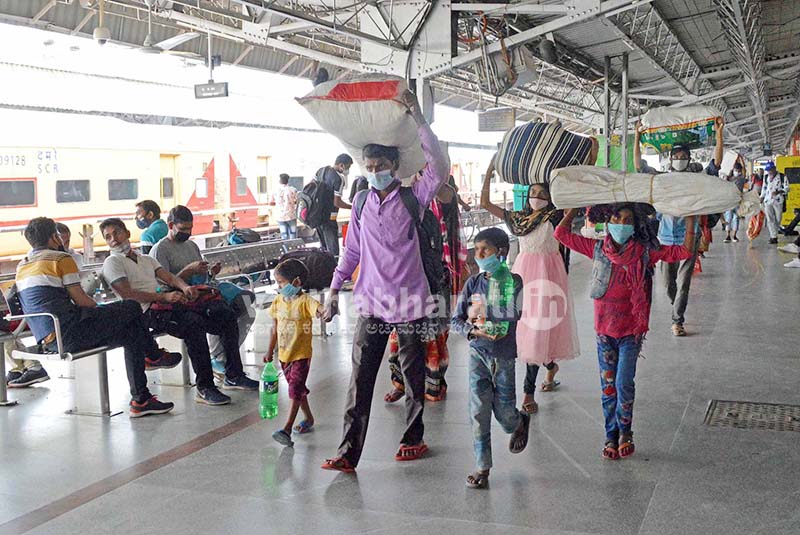 ಹೆಚ್ಚುತ್ತಿರುವ ಕೋವಿಡ್, ಕರ್ಫ್ಯೂ ಜಾರಿ: ಬೆಂಗಳೂರು ತೊರೆಯುತ್ತಿರುವ ವಲಸೆ ಕಾರ್ಮಿಕರು