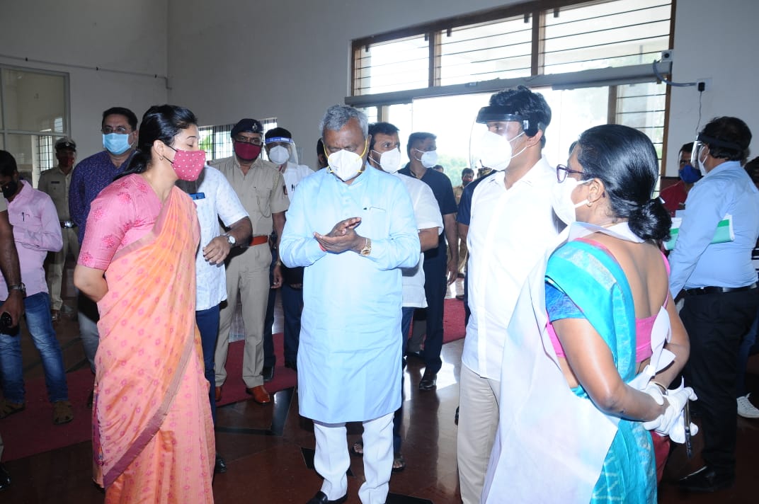 ಮೈಸೂರು ಜಿಲ್ಲಾಸ್ಪತ್ರೆಗೆ ಸಚಿವರ ಭೇಟಿ: ಕೋವಿಡ್ ಲಸಿಕೆ ವಿತರಣೆ, ಚಿಕಿತ್ಸೆ ಬಗ್ಗೆ ವಿಚಾರಣೆ