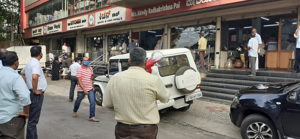 ​ಉಡುಪಿ: ಅಂಗಡಿಗಳನ್ನು ಮುಚ್ಚಿಸಿದ ನಗರಸಭೆ ಅಧಿಕಾರಿಗಳು