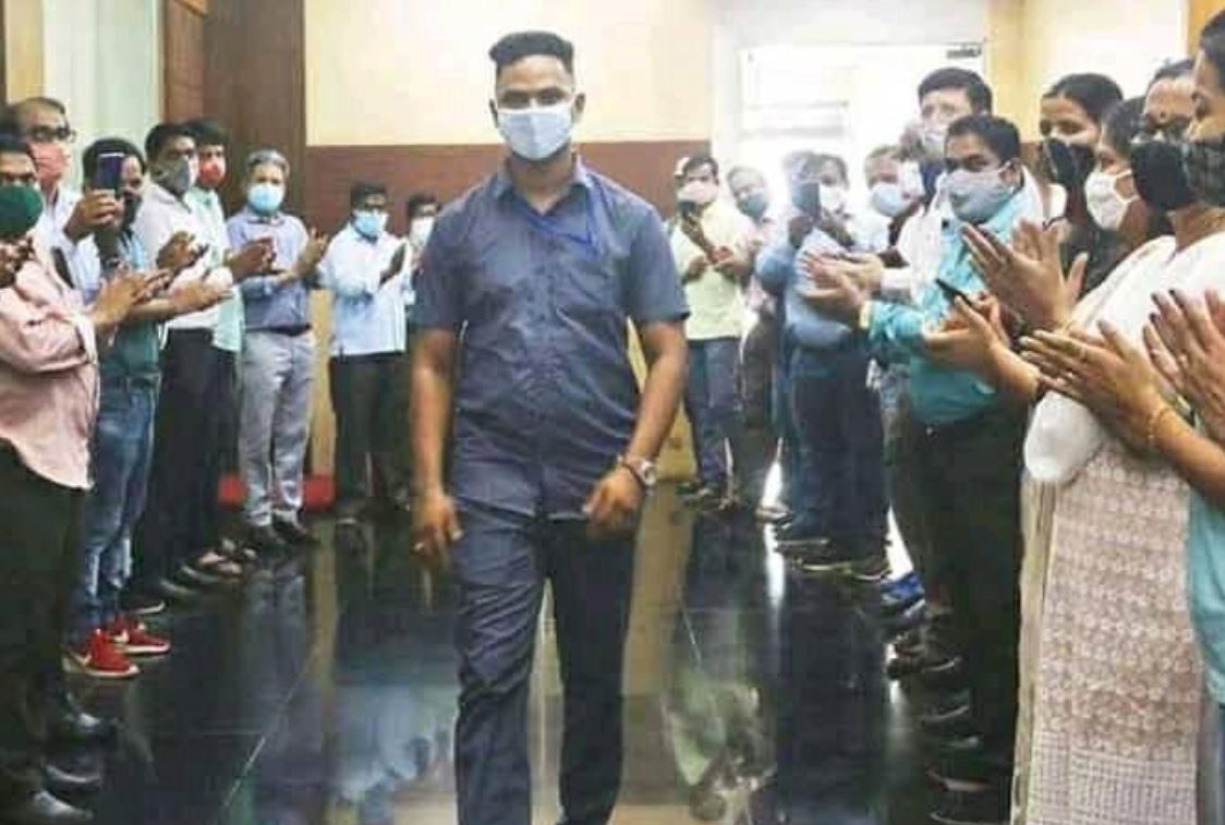 ರೈಲ್ವೆ ಸಚಿವರು ನೀಡಿದ್ದ ಬಹುಮಾನದ ಅರ್ಧ ಹಣವನ್ನು ತಾನು ರಕ್ಷಿಸಿದ ಮಗುವಿನ ಶಿಕ್ಷಣಕ್ಕೆ ಮೀಸಲಿಟ್ಟ ಸಾಹಸಿ ಯುವಕ