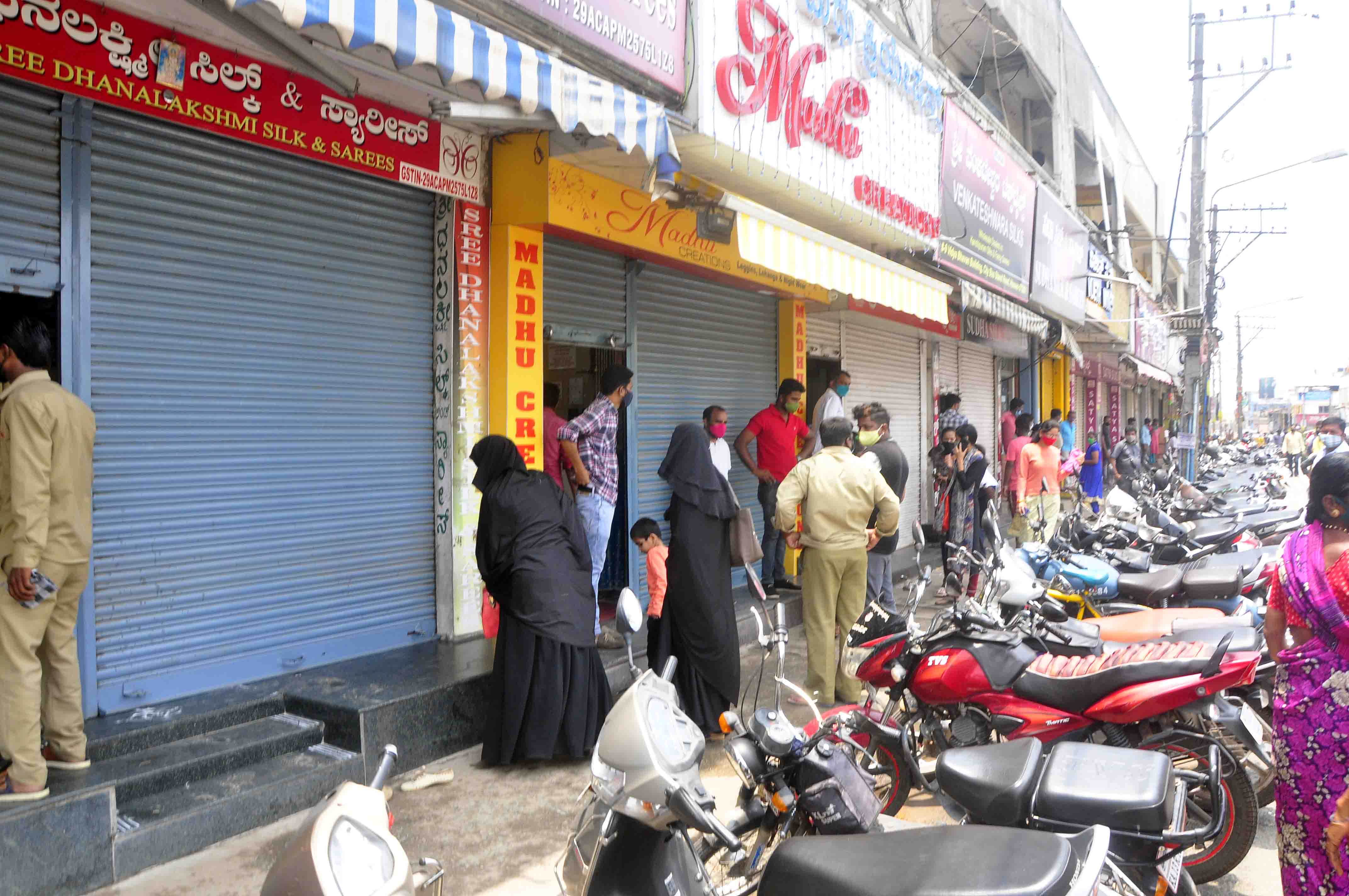 ಹಾಸನ: ಅಗತ್ಯ ವಸ್ತು ಬಿಟ್ಟು ಉಳಿದೆಲ್ಲಾ ವ್ಯಾಪಾರ ವಹಿವಾಟು ಬಂದ್; ಮೇ.4ರವರೆಗೂ ಲಾಕ್‌ಡೌನ್