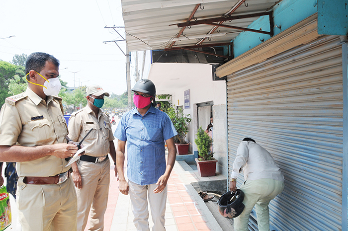 ರಾಜ್ಯದ ಹಲವೆಡೆ ಕಾರ್ಯಾಚರಣೆಗಿಳಿದ ಪೊಲೀಸ್ ಇಲಾಖೆ, ಜಿಲ್ಲಾಧಿಕಾರಿಗಳು: ಅಂಗಡಿ, ಮುಂಗಟ್ಟುಗಳು ಬಂದ್