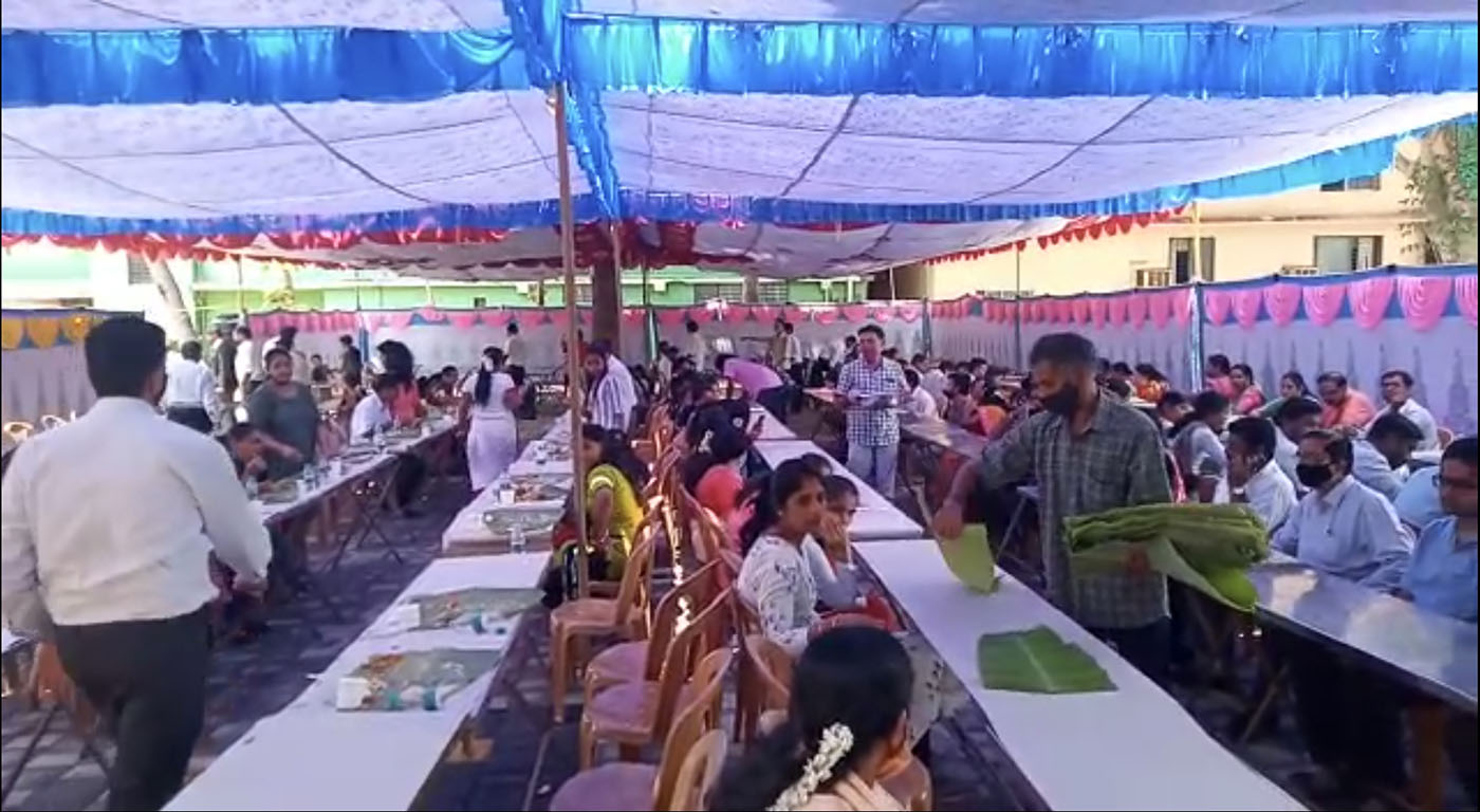 ಉಡುಪಿ ಕೋರ್ಟ್ ಆವರಣದಲ್ಲಿ ಭೋಜನ ಕೂಟ : ಕೋವಿಡ್-19 ನಿಯಮ ಉಲ್ಲಂಘನೆ ಆರೋಪ