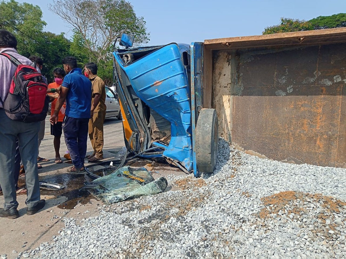 ಜಲ್ಲಿ ಸಾಗಾಟದ ಲಾರಿ ಪಲ್ಟಿ: ಕಾರಿಗೆ ಹಾನಿ