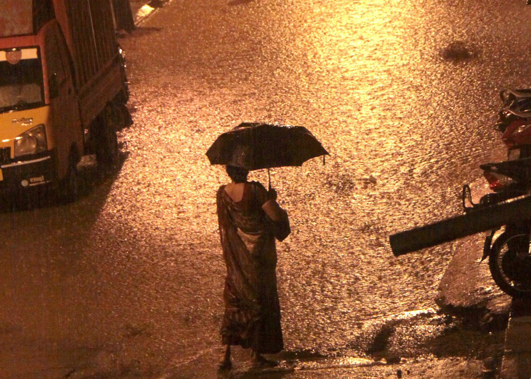 ಬೆಂಗಳೂರು ಸೇರಿ ರಾಜ್ಯದ ವಿವಿಧೆಡೆ ಗುಡುಗು ಸಹಿತ ಮಳೆ: ಹಲವು ಕಡೆ ಧರೆಗುರುಳಿದ ಮರಗಳು