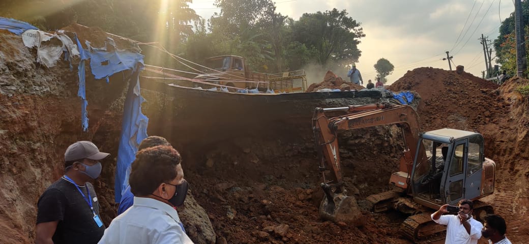 ಜೋಡುಪಾಲ ಬಳಿ ರಸ್ತೆ ಬದಿ ಮಣ್ಣು ಕುಸಿತ: ಭಾರೀ ವಾಹನಗಳ ಸಂಚಾರ ಸ್ಥಗಿತ ಸಾಧ್ಯತೆ