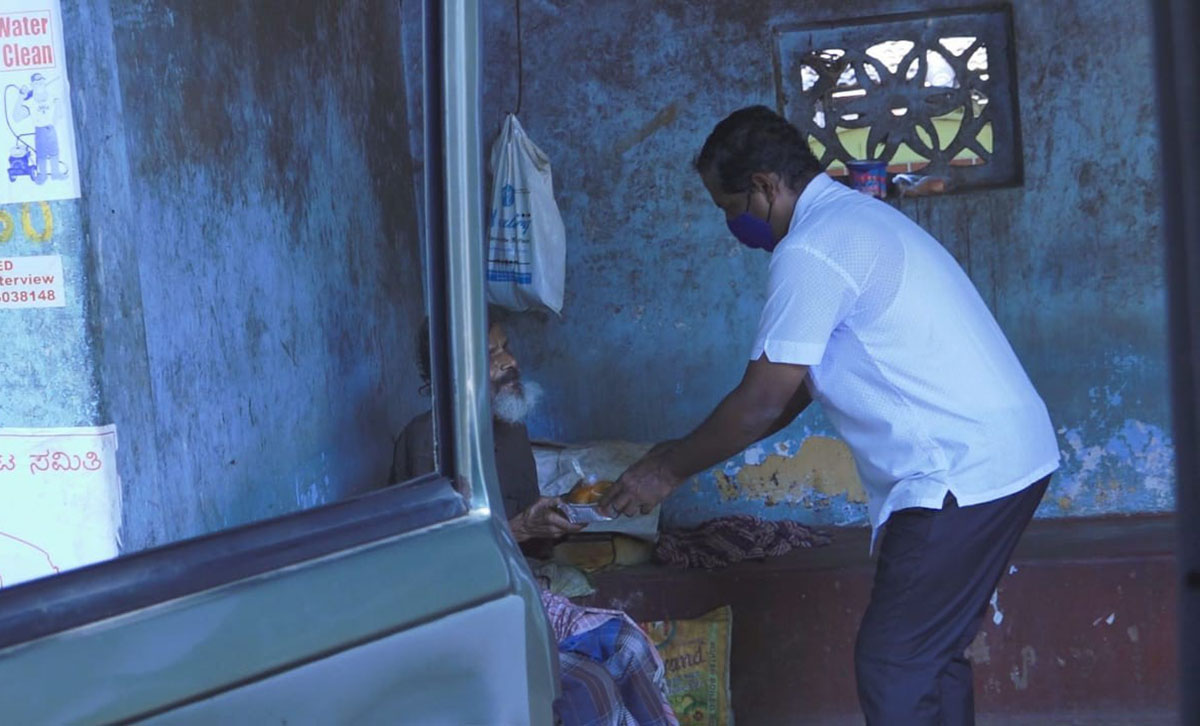 ವಾರಾಂತ್ಯ ಕರ್ಫ್ಯೂ: ಅಸಹಾಯಕರಿಗೆ ಊಟ ವಿತರಣೆ