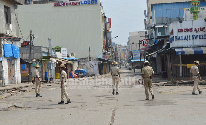 ಕೋವಿಡ್ ನಿಯಂತ್ರಣಕ್ಕೆ ವಾರಾಂತ್ಯದ ಕರ್ಫ್ಯೂ: ರಾಜ್ಯದ ಬಹುತೇಕ ಜಿಲ್ಲೆಗಳು ಸ್ತಬ್ಧ