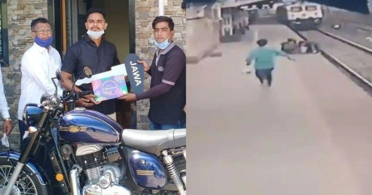 ರೈಲ್ವೆ ಹಳಿಯಿಂದ ಮಗುವನ್ನು ರಕ್ಷಿಸಿದ ಹೀರೋ ಮಯೂರ್ ಶೆಲ್ಕೆಗೆ ಜಾವಾ ಸಂಸ್ಥೆಯಿಂದ ಹೊಚ್ಚ ಹೊಸ ಬೈಕ್ ಕೊಡುಗೆ