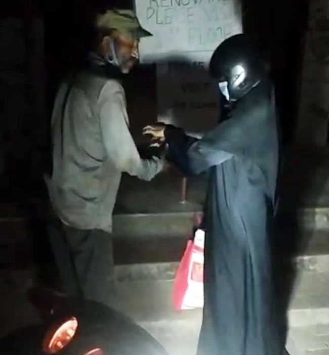 ಉಡುಪಿ: ಹಸಿದ ಹೊಟ್ಟೆಗಳಿಗೆ ಸದ್ದಿಲ್ಲದೆ ಊಟ ನೀಡಿ ಮಾನವೀಯತೆ ಮೆರೆದ ಮಹಿಳೆ