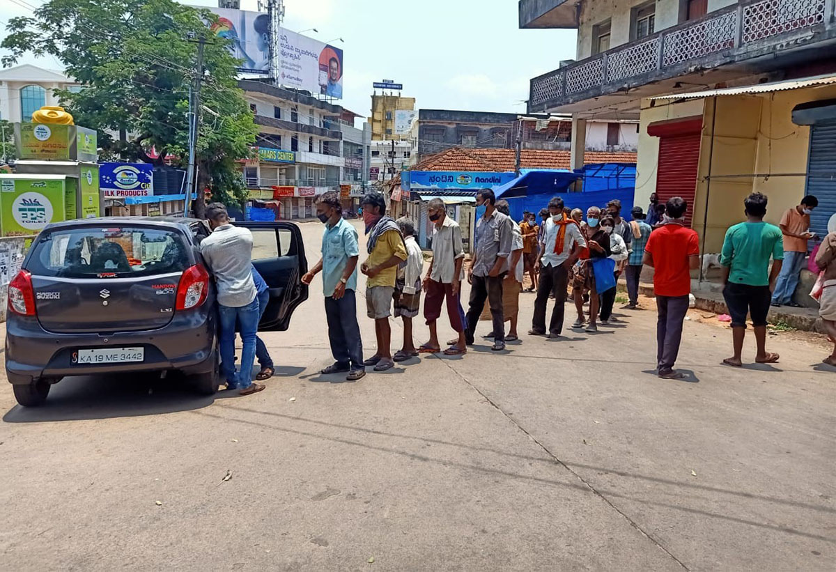 ಉಡುಪಿ : ಸ್ವಂತ ದುಡಿಮೆ ಹಣದಿಂದ ಅನ್ನ ಹಂಚಿದ ಯುವಕರು