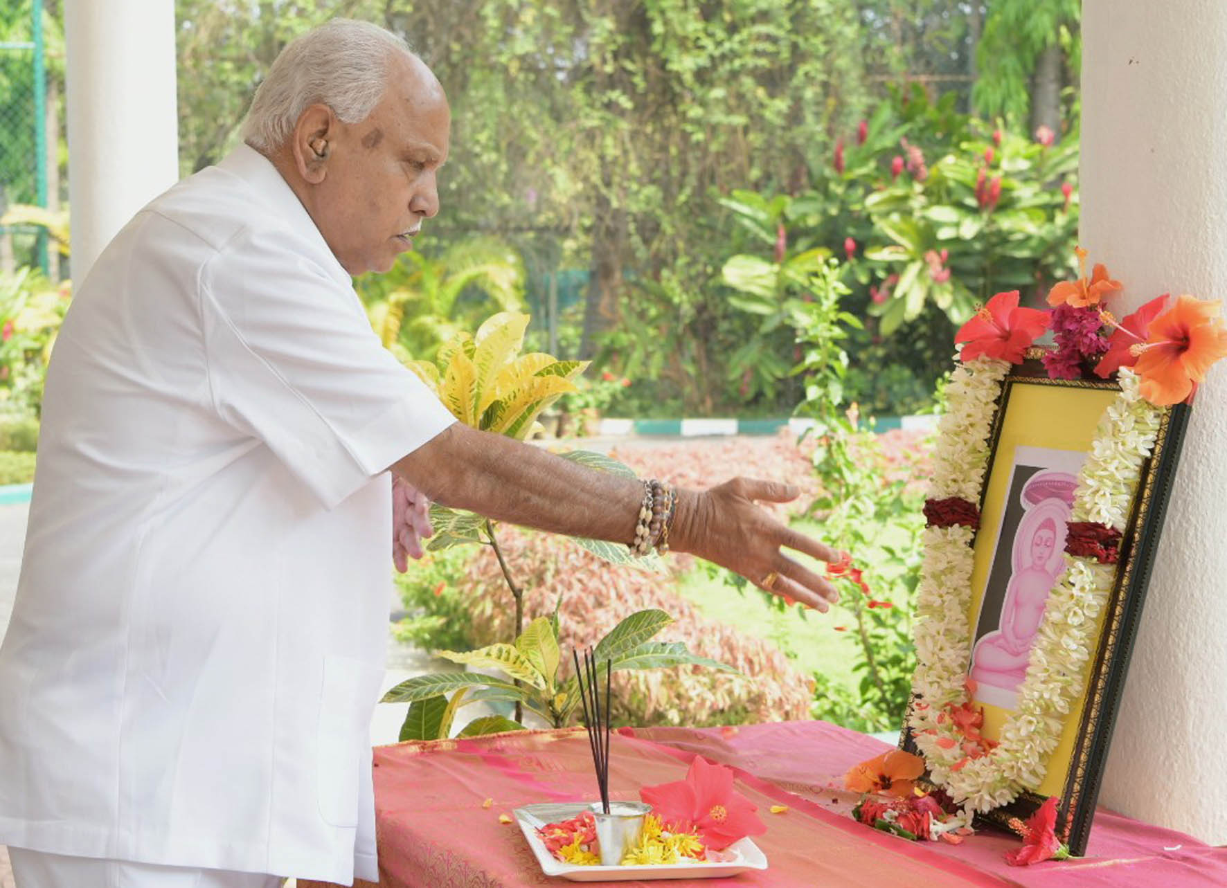 ಮಹಾವೀರರ ಜಯಂತಿ: ಸಿಎಂ ಪುಷ್ಪ ನಮನ