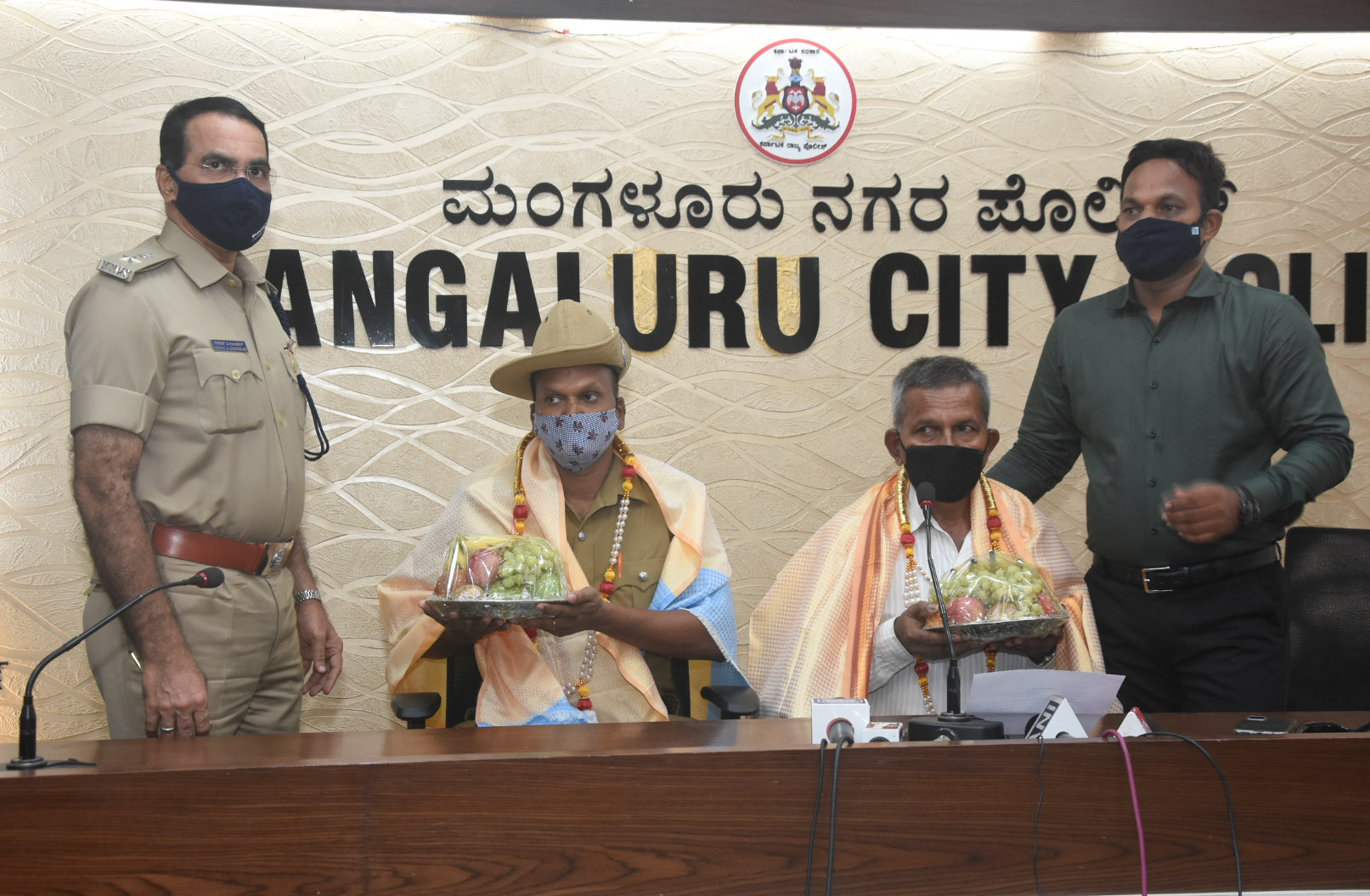 ಮಂಗಳೂರು; ನೈಟ್ ಕರ್ಫ್ಯೂನಲ್ಲಿ ಪೊಲೀಸ್ ಸಿಬ್ಬಂದಿಯ ಮಾನವೀಯ ಸೇವೆ: ಪೊಲೀಸ್ ಆಯುಕ್ತರಿಂದ ಅಭಿನಂದನೆ