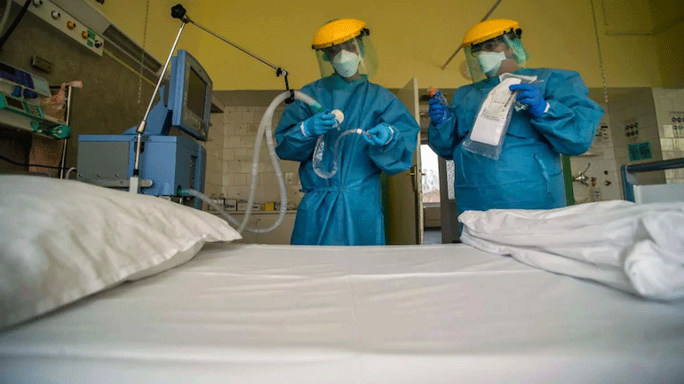 ವೆಂಟಿಲೇಟರ್ ದೊರೆಯದೆ ತಾನು 50 ವರ್ಷಗಳಿಂದ ಸೇವೆ ಸಲ್ಲಿಸುತ್ತಿದ್ದ ಆಸ್ಪತ್ರೆಯಲ್ಲಿಯೇ ಮೃತಪಟ್ಟ ಹಿರಿಯ ವೈದ್ಯ