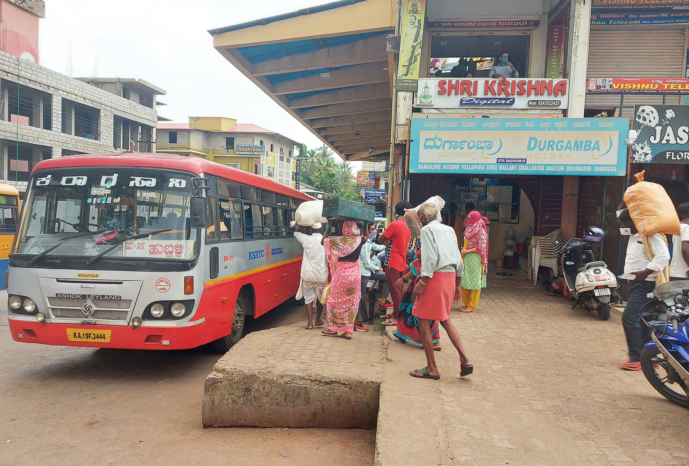 ಲಾಕ್‌ಡೌನ್ ಮಾಡಿದರೆ ನಾವು ಏನು ಮಣ್ಣು ತಿನ್ನುವುದೇ ?: ಉಡುಪಿಯಿಂದ ಊರಿಗೆ ಗುಳೆ ಹೊರಟ ವಲಸೆ ಕಾರ್ಮಿಕರ ಆಕ್ರೋಶದ ನುಡಿ