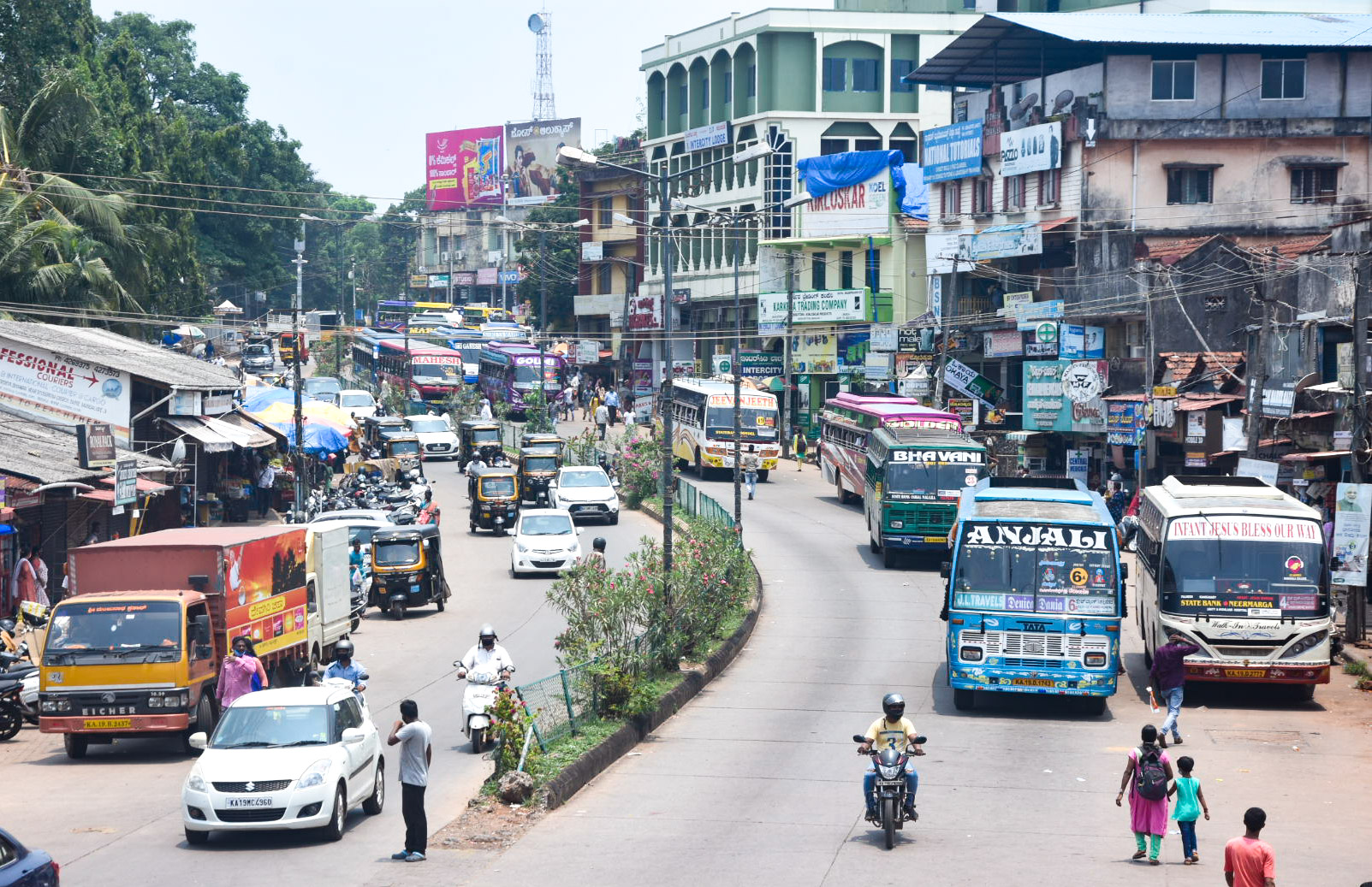ಮಂಗಳೂರು: ಸಾಮಗ್ರಿಗಳ ಖರೀದಿಗೆ ಮುಗಿ ಬಿದ್ದ ಜನತೆ