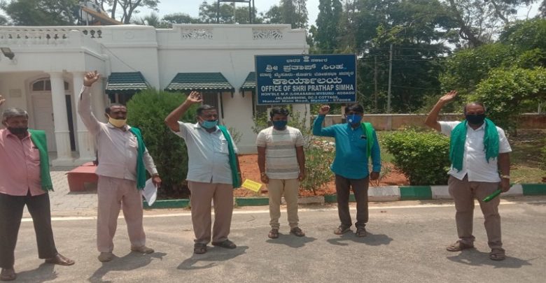 ಬೆಲೆ ಹೆಚ್ಚಳ ಖಂಡಿಸಿ ಸಂಸದ ಪ್ರತಾಪ್ ಸಿಂಹ ಕಚೇರಿ ಎದುರು ರೈತರ ಪ್ರತಿಭಟನೆ