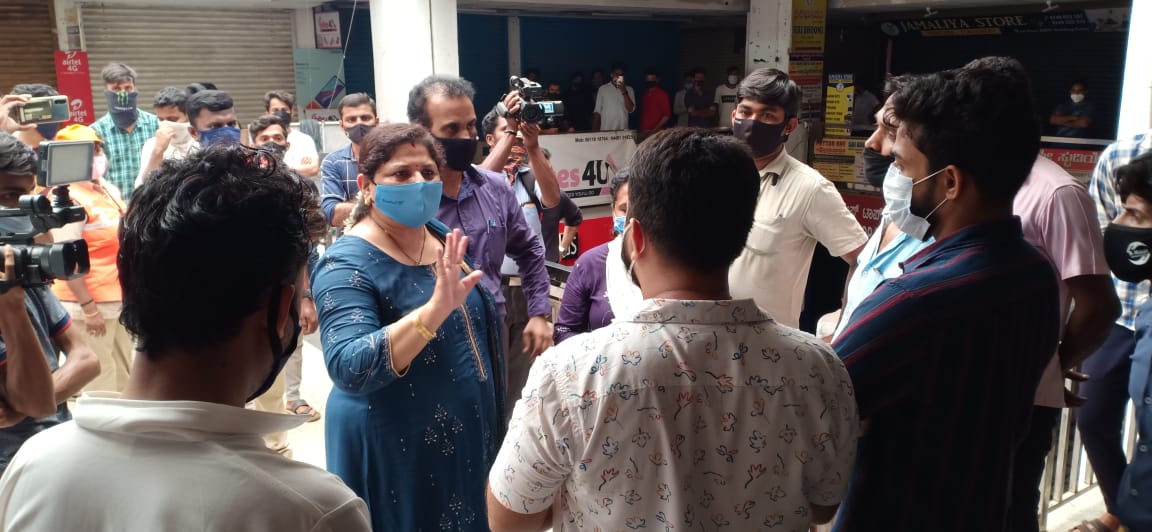 ಪುತ್ತೂರು: ಕೋವಿಡ್ ನಿಯಮ ಉಲ್ಲಂಘಿಸಿದ ಅಂಗಡಿಗಳಿಗೆ ದಂಡ