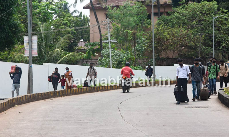 ಕೋವಿಡ್ ಕರ್ಫ್ಯೂ ಹಿನ್ನೆಲೆ: ಮಂಗಳೂರಿನಿಂದ ಊರಿಗೆ ಹೊರಟ ವಲಸೆ ಕಾರ್ಮಿಕರು