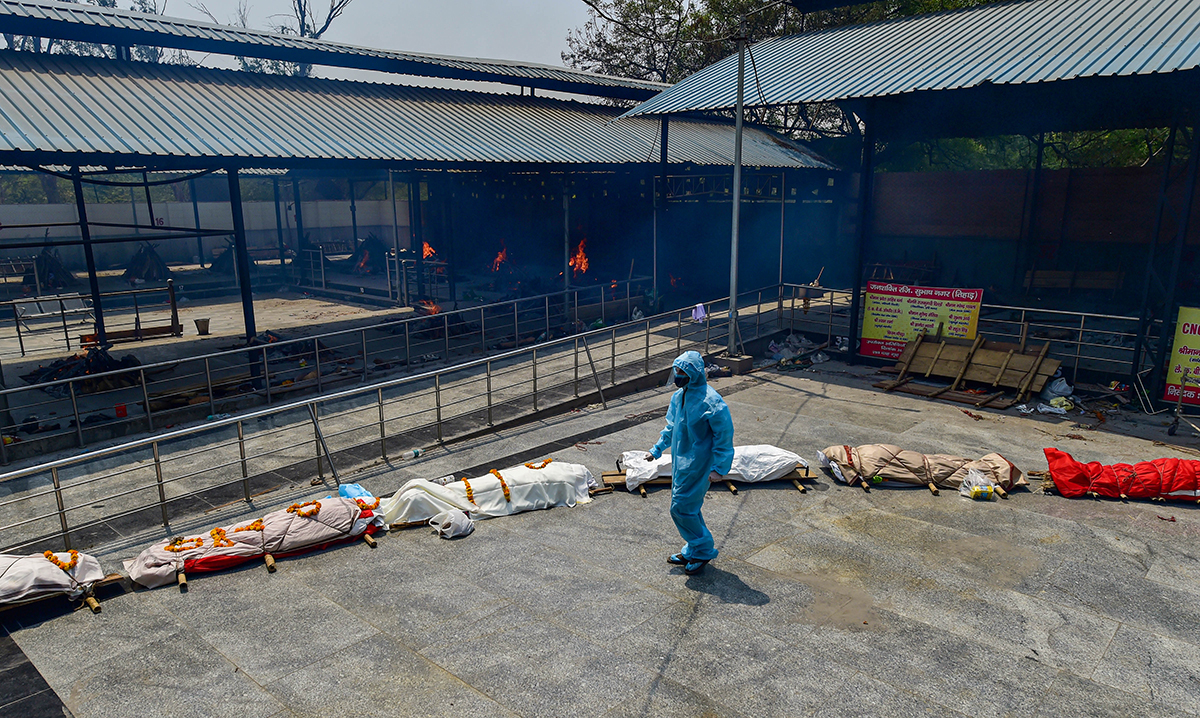 ದಿಲ್ಲಿ: ಮೃತದೇಹಗಳ ಅಂತ್ಯ ಸಂಸ್ಕಾರಕ್ಕೆ 20 ಗಂಟೆ ಸರದಿಯಲ್ಲಿ ಕಾಯುತ್ತಿರುವ ಕುಟುಂಬಿಕರು