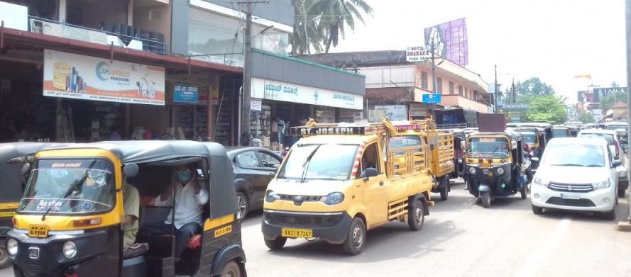 ಕೋವಿಡ್ ಕರ್ಫ್ಯೂ ಹಿನ್ನೆಲೆ: ಅಗತ್ಯ ವಸ್ತು ಖರೀದಿಗೆ ಸುಳ್ಯದಲ್ಲಿ ಜನಜಂಗುಳಿ