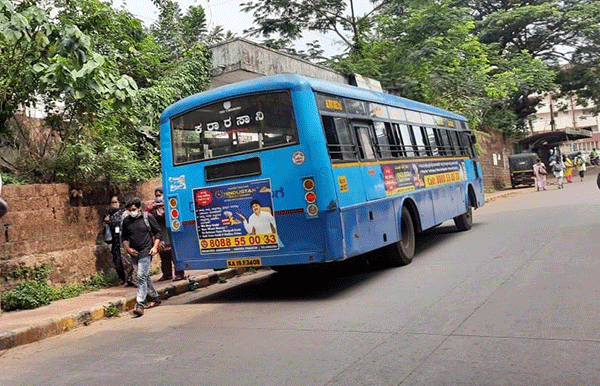 ಮಂಗಳೂರು: ಆರೋಗ್ಯ ಸಿಬ್ಬಂದಿಯ ಸಾಗಾಟದಲ್ಲಿ ಕೋವಿಡ್ ನಿಯಮ ಉಲ್ಲಂಘನೆ; ಒಂದೇ ಬಸ್ಸಿನಲ್ಲಿ 40ಕ್ಕೂ ಅಧಿಕ ಮಂದಿ