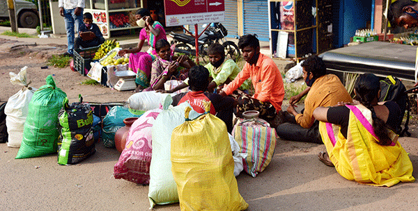 ದ.ಕ. ಜಿಲ್ಲೆಯಲ್ಲಿ ಮುಂದುವರಿದ ವಲಸೆ ಕಾರ್ಮಿಕರ ಗುಳೆ!