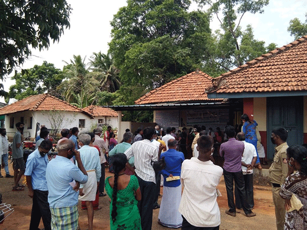 ಆರೋಗ್ಯಾಧಿಕಾರಿಗಳ ಎಡವಟ್ಟು: ಕೋವಿಡ್ ಲಸಿಕೆಗಾಗಿ ಕಾದು ಬಸವಳಿದ ಕಮ್ಮರಡಿ ಗ್ರಾಮಸ್ಥರು