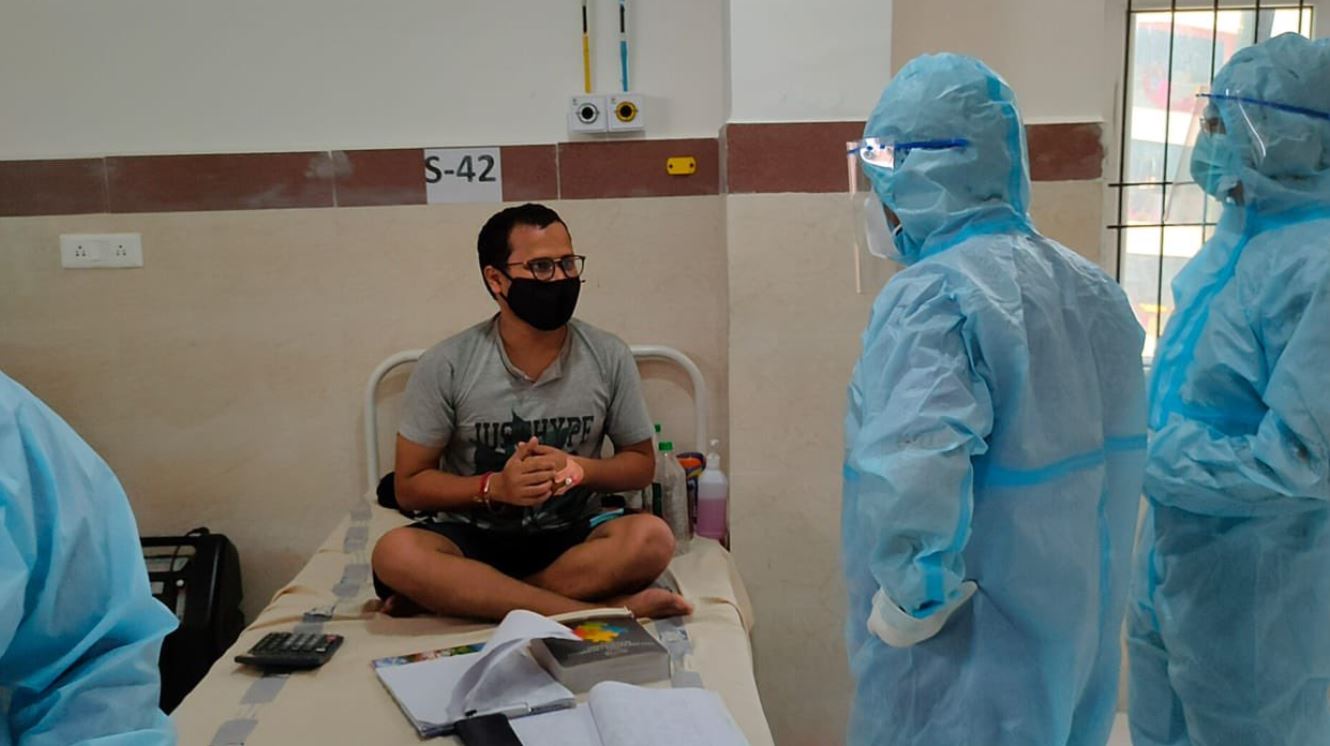 ಕೋವಿಡ್‍ಗೆ ಚಿಕಿತ್ಸೆ ಪಡೆಯುತ್ತಿರುವ ಆಸ್ಪತ್ರೆಯಲ್ಲಿಯೇ ಸಿಎ ಪರೀಕ್ಷೆಗೆ ತಯಾರಿ ನಡೆಸುತ್ತಿರುವ ಯುವಕ: ಫೋಟೊ ವೈರಲ್