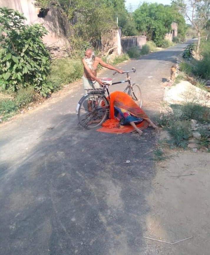 ಕೊರೋನದ ಭಯದಲ್ಲಿ ಮಹಿಳೆಯ ಅಂತ್ಯಸಂಸ್ಕಾರಕ್ಕೆ ನಿಷೇಧ ಹೇರಿದ ಗ್ರಾಮಸ್ಥರು: ಸೈಕಲ್‌ ನಲ್ಲಿ ಶವವಿಟ್ಟು ತಿರುಗಾಡಿದ ವೃದ್ಧ