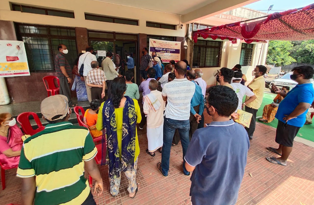 ಉಡುಪಿ ಜಿಲ್ಲಾಸ್ಪತ್ರೆಯಲ್ಲಿ ಕೋವಿಡ್ ಲಸಿಕೆಗಾಗಿ ಮುಗಿಬಿದ್ದ ಜನ