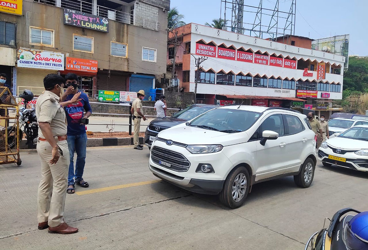 ಉಡುಪಿ ಜಿಲ್ಲೆಯಾದ್ಯಂತ ಕೋವಿಡ್ ಕರ್ಫ್ಯೂ: ಅಗತ್ಯ ಕೆಲಸಗಳಿಗೆ ಪರದಾಡಿದ ಜನತೆ