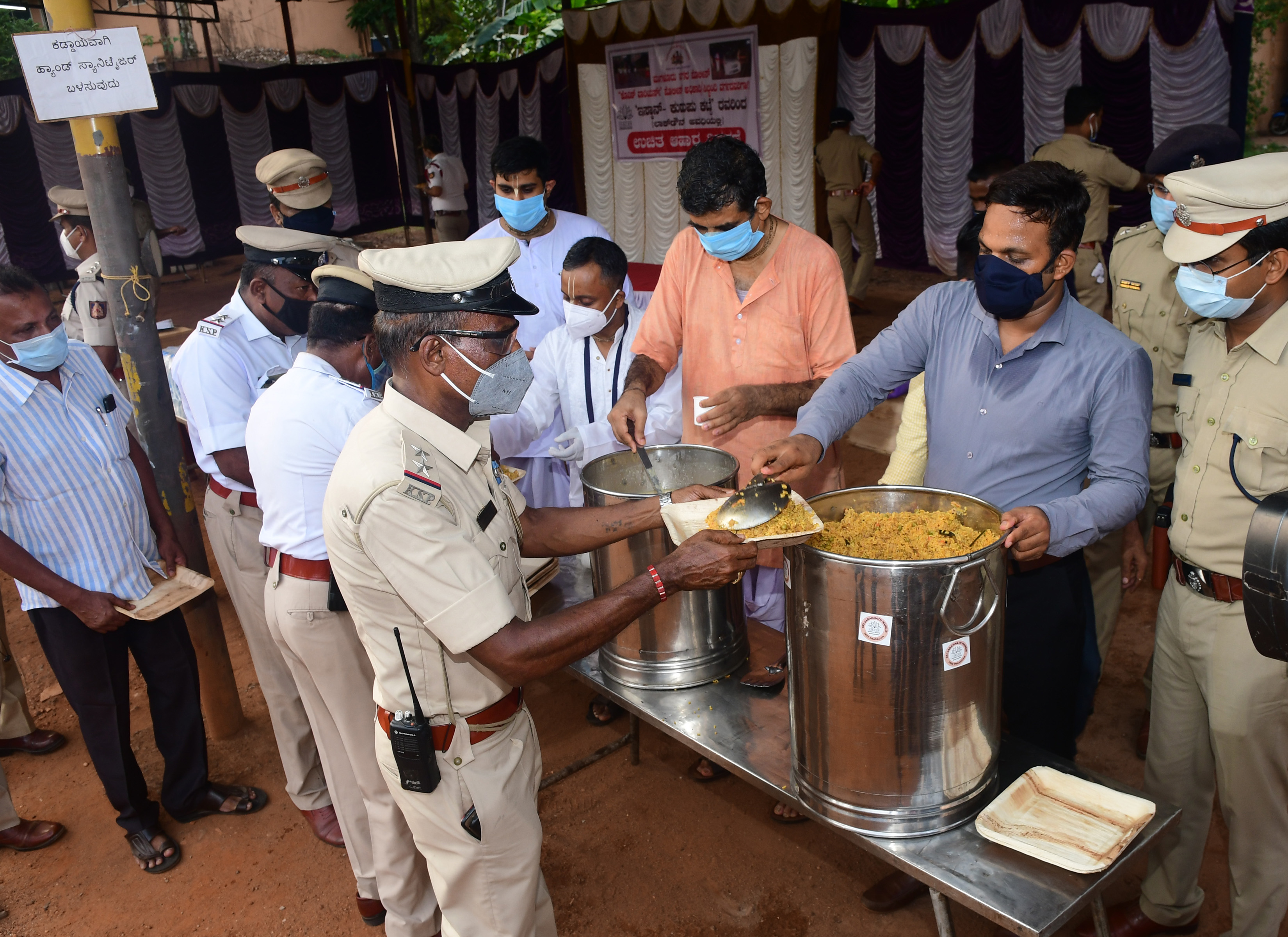 ​ಪೊಲೀಸರಿಗೆ ಇಸ್ಕಾನ್ ಕುಡುಪು ಕಟ್ಟೆಯಿಂದ ಊಟದ ವ್ಯವಸ್ಥೆ