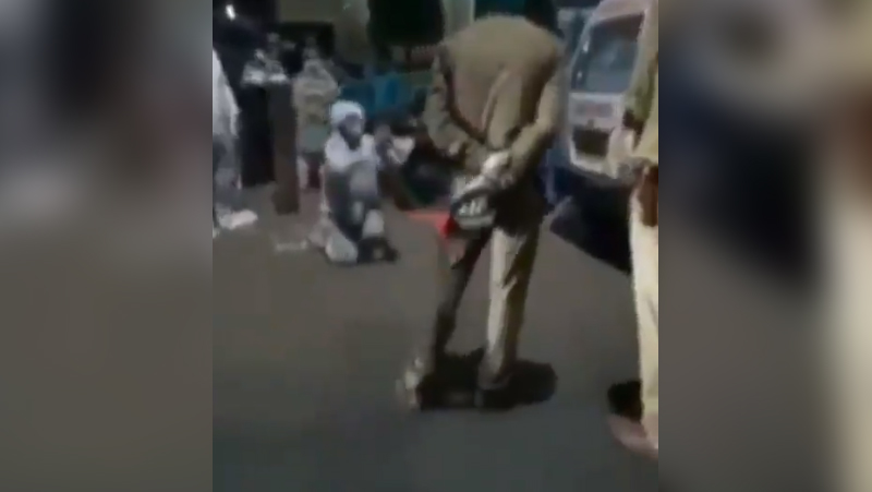 ವ್ಯಕ್ತಿಯೋರ್ವ ಆಮ್ಲಜನಕ ಸಿಲಿಂಡರ್ ಕೊಂಡೊಯ್ಯದಂತೆ ಮಂಡಿಯೂರಿ ಬೇಡಿಕೊಳ್ಳುತ್ತಿರುವ ವೀಡಿಯೊ ವೈರಲ್