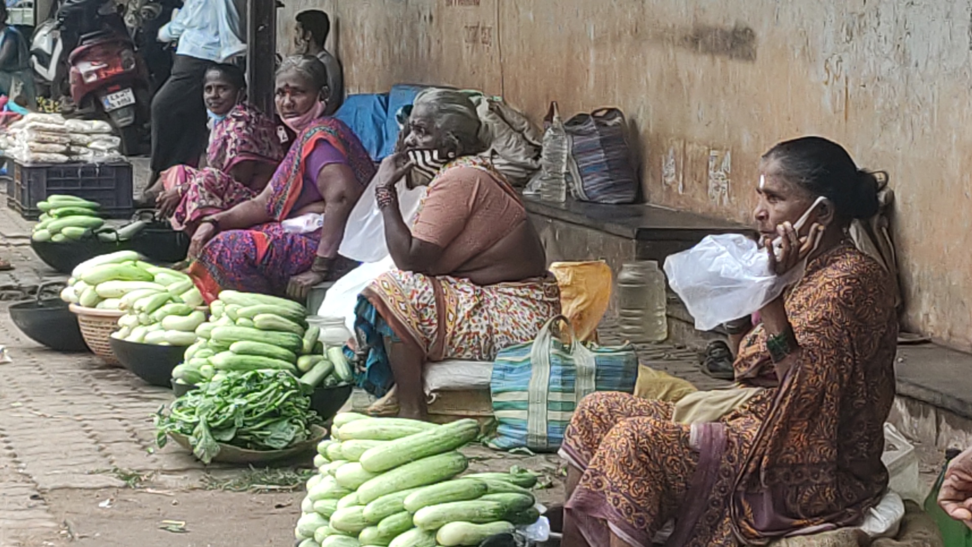 ಭಟ್ಕಳದಲ್ಲಿ ಕೋವಿಡ್ ಕರ್ಫ್ಯೂ :  ಜನರಿಂದ ಹಿಡಿಶಾಪ