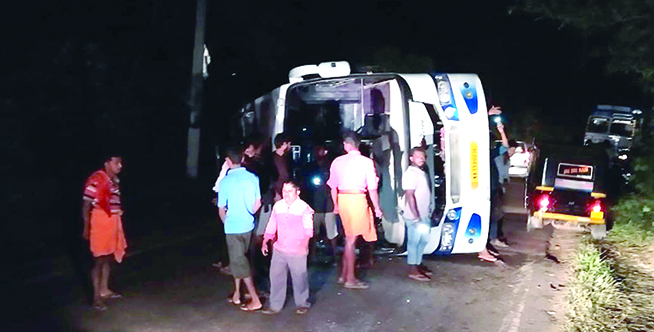 ಬೆಳ್ತಂಗಡಿ: ಬಸ್ ಪಲ್ಟಿ; 15ಕ್ಕೂ ಅಧಿಕ ಮಂದಿಗೆ ಗಾಯ